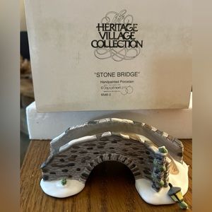 DEPT 56 HERITAGE VILLAGE COLLECTION STONE BRIDGE #6546-3 (broken lamp to repair)